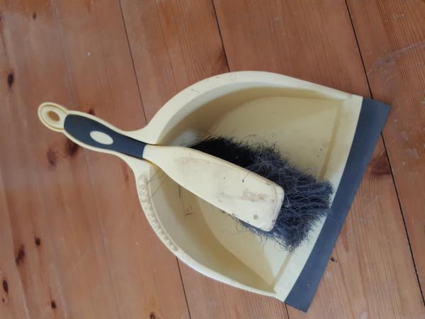 Asymmetrical dustpan